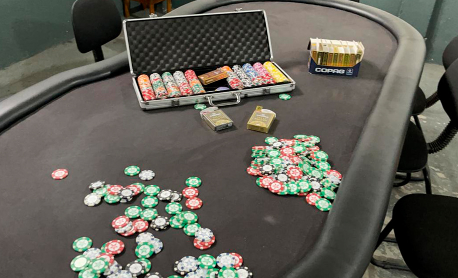 Polícia Civil flagra cassino clandestino com aglomeração na RMC