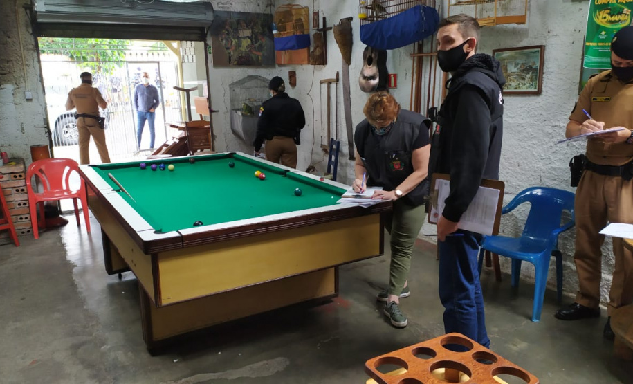 AIFU fecha oito estabelecimentos comerciais e encerra festa com 170 pessoas em Curitiba (PR)