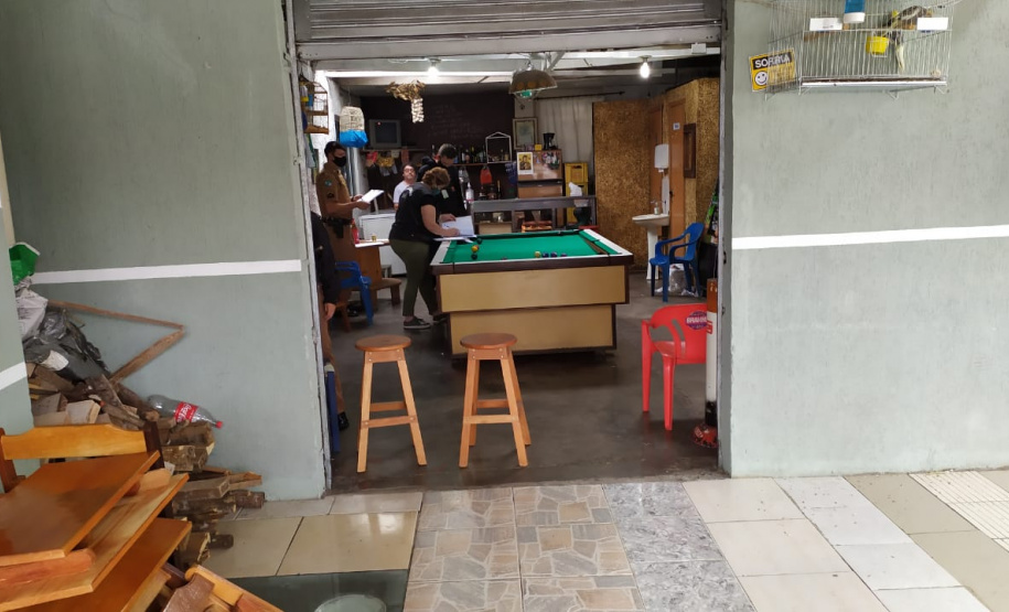 AIFU fecha oito estabelecimentos comerciais e encerra festa com 170 pessoas em Curitiba (PR)