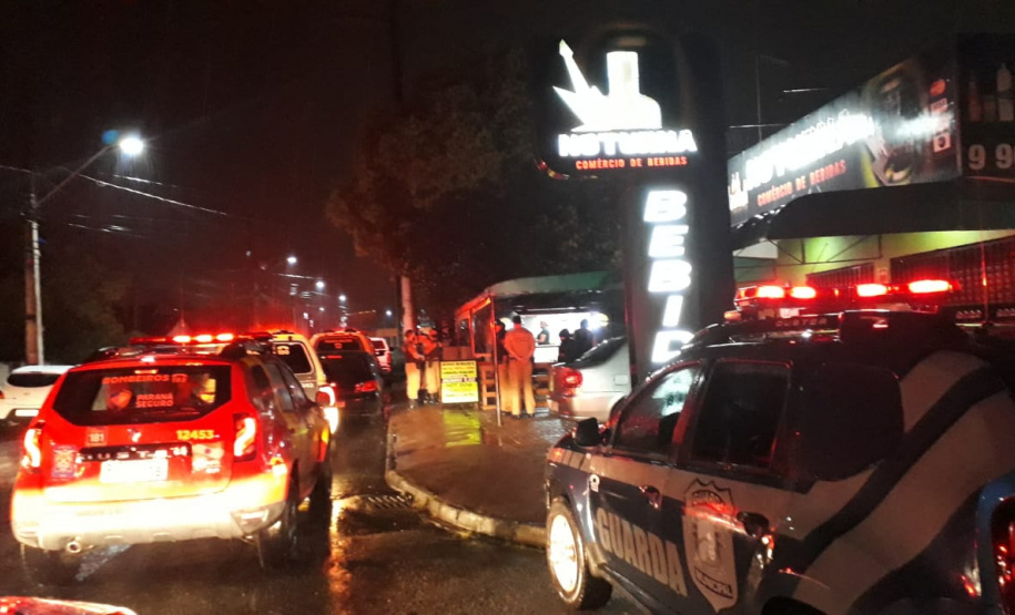 AIFU fiscaliza 22 estabelecimentos comerciais e aborda 50 pessoas em Fazenda Rio Grande, na RMC