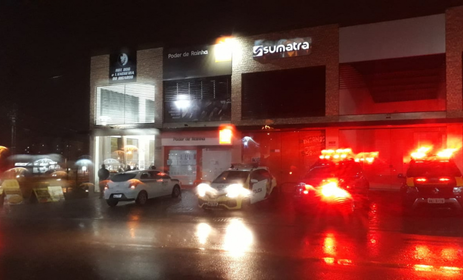 AIFU fiscaliza 22 estabelecimentos comerciais e aborda 50 pessoas em Fazenda Rio Grande, na RMC