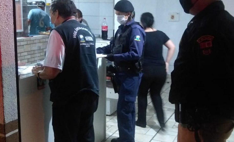 AIFU fiscaliza 22 estabelecimentos comerciais e aborda 50 pessoas em Fazenda Rio Grande, na RMC