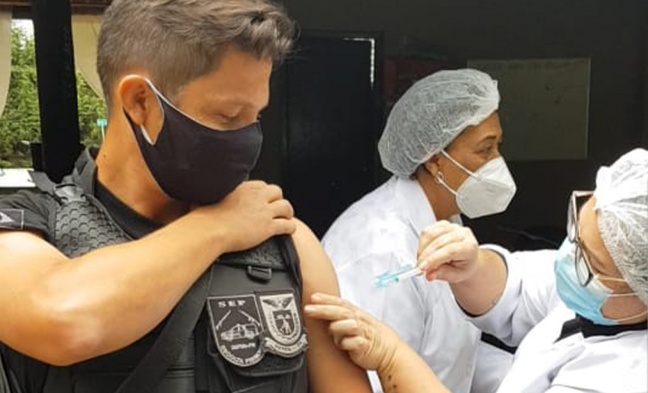 900 profissionais da segurança pública já foram imunizados no Paraná