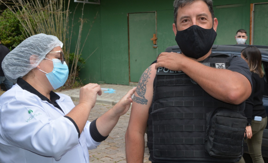 900 profissionais da segurança pública já foram imunizados no Paraná