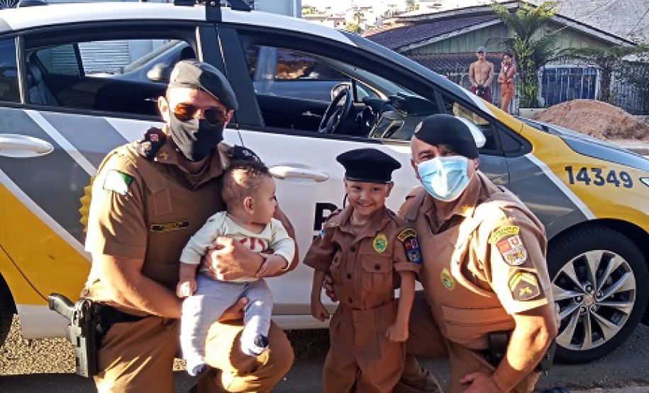 Policiais militares visitam e doam fardinha para pequeno fã da PM em Colombo, na RMC