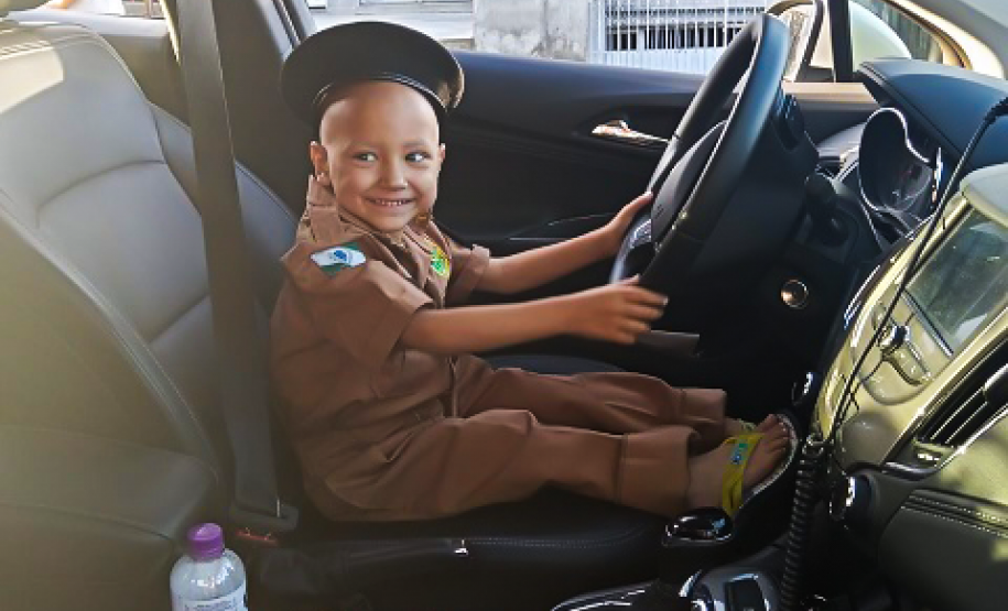 Policiais militares visitam e doam fardinha para pequeno fã da PM em Colombo, na RMC