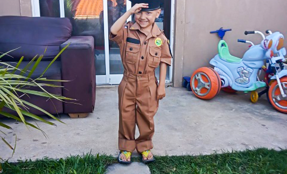 Policiais militares visitam e doam fardinha para pequeno fã da PM em Colombo, na RMC