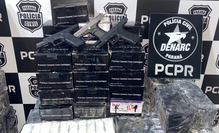 Policiais militares visitam e doam fardinha para pequeno fã da PM em Colombo, na RMC