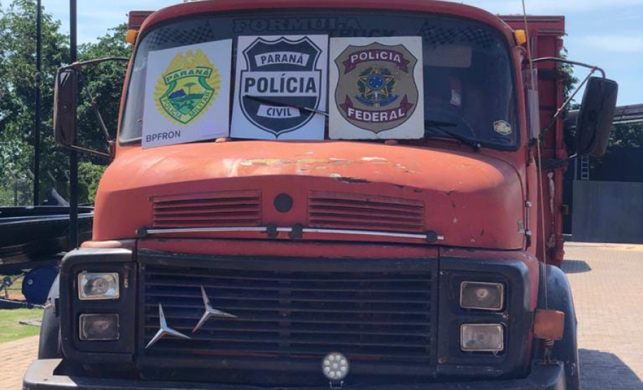 Caminhão carregado com 300 mil carteiras de cigarros contrabandeados é apreendido em Guaíra durante a Operação Hórus