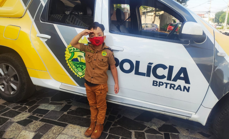 Policiais do BPTran visitam menino com Transtornos do Espectro Autista (TEA) em Curitiba