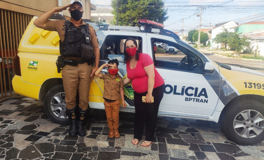 Policiais do BPTran visitam menino com Transtornos do Espectro Autista (TEA) em Curitiba