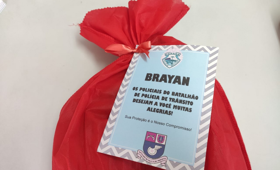 Policiais do BPTran visitam menino com Transtornos do Espectro Autista (TEA) em Curitiba