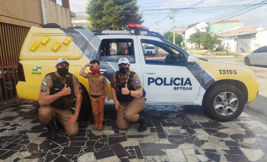 Policiais do BPTran visitam menino com Transtornos do Espectro Autista (TEA) em Curitiba