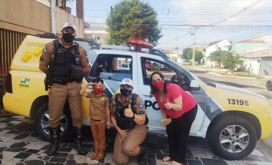 Policiais do BPTran visitam menino com Transtornos do Espectro Autista (TEA) em Curitiba