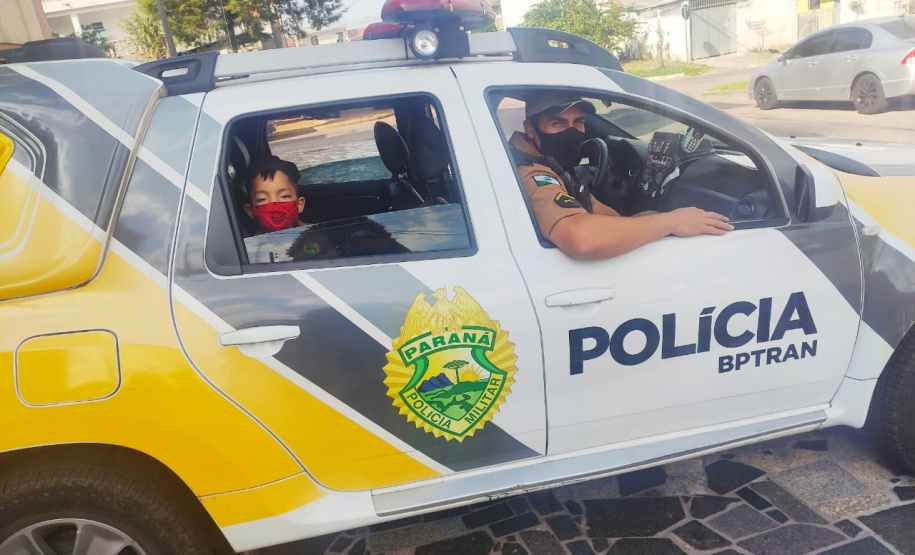Policiais do BPTran visitam menino com Transtornos do Espectro Autista (TEA) em Curitiba