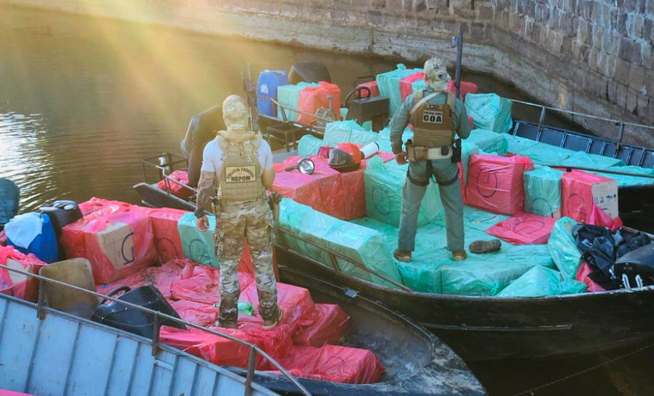 PCPR e PF apreendem três embarcações com contrabando de 50 mil cigarros