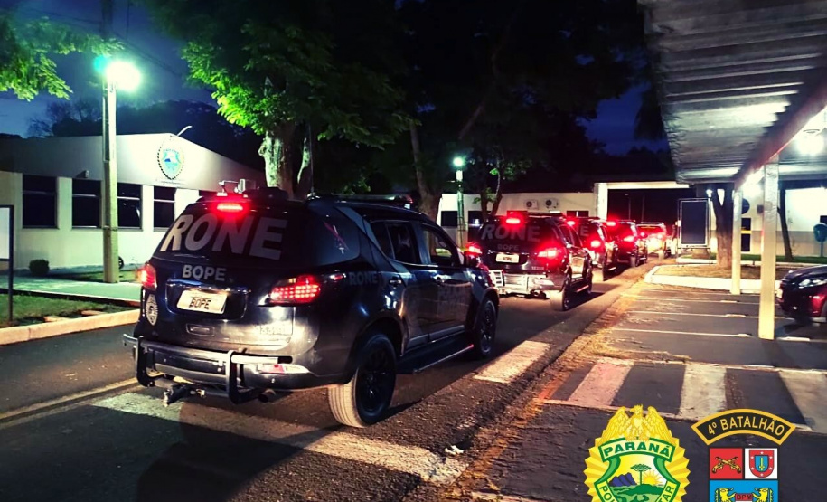 PM desencadeia Operação Rigidez em Mandaguari (PR), quatro pessoas acabam presas e uma pistola e mais de 4,2 quilos de drogas apreendidos