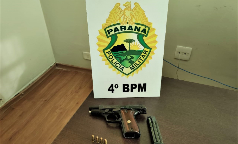 PM desencadeia Operação Rigidez em Mandaguari (PR), quatro pessoas acabam presas e uma pistola e mais de 4,2 quilos de drogas apreendidos