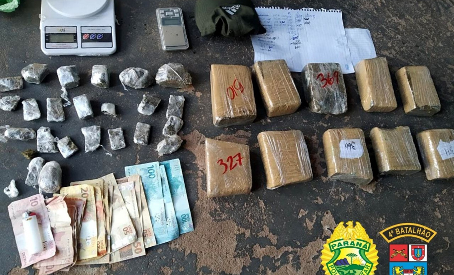 PM desencadeia Operação Rigidez em Mandaguari (PR), quatro pessoas acabam presas e uma pistola e mais de 4,2 quilos de drogas apreendidos