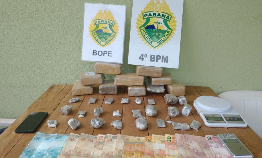 PM desencadeia Operação Rigidez em Mandaguari (PR), quatro pessoas acabam presas e uma pistola e mais de 4,2 quilos de drogas apreendidos