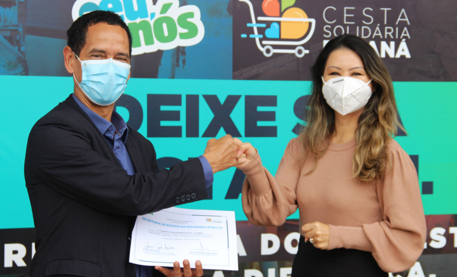 Entrega de cestas básicas e kits de higienização à campanha Cesta Solidária 2021