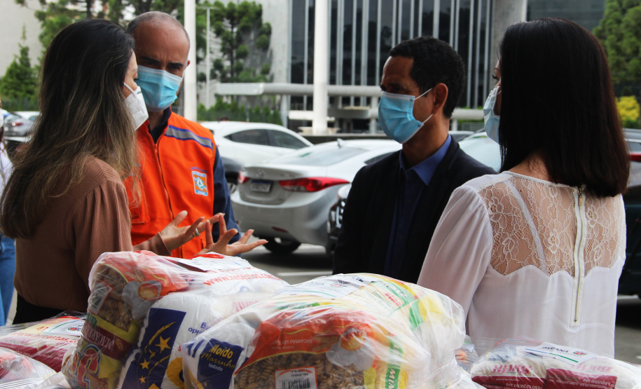 Entrega de cestas básicas e kits de higienização à campanha Cesta Solidária 2021