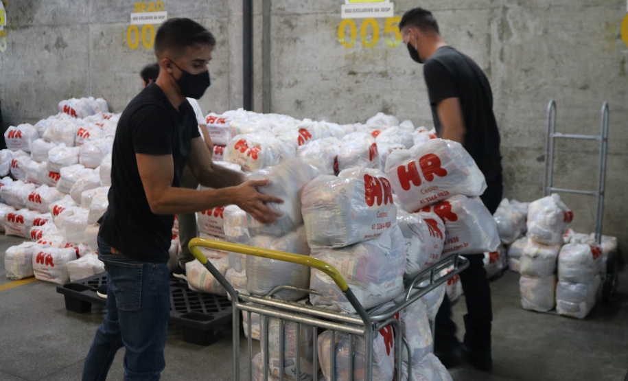Entrega de cestas básicas e kits de higienização à campanha Cesta Solidária 2021