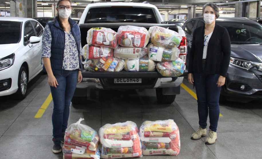 Entrega de cestas básicas e kits de higienização à campanha Cesta Solidária 2021