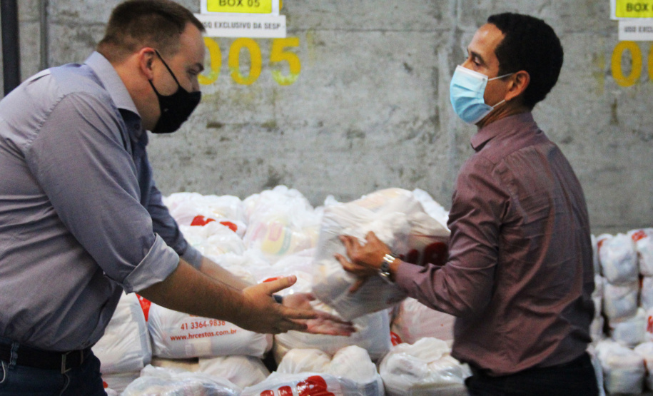 Entrega de cestas básicas e kits de higienização à campanha Cesta Solidária 2021