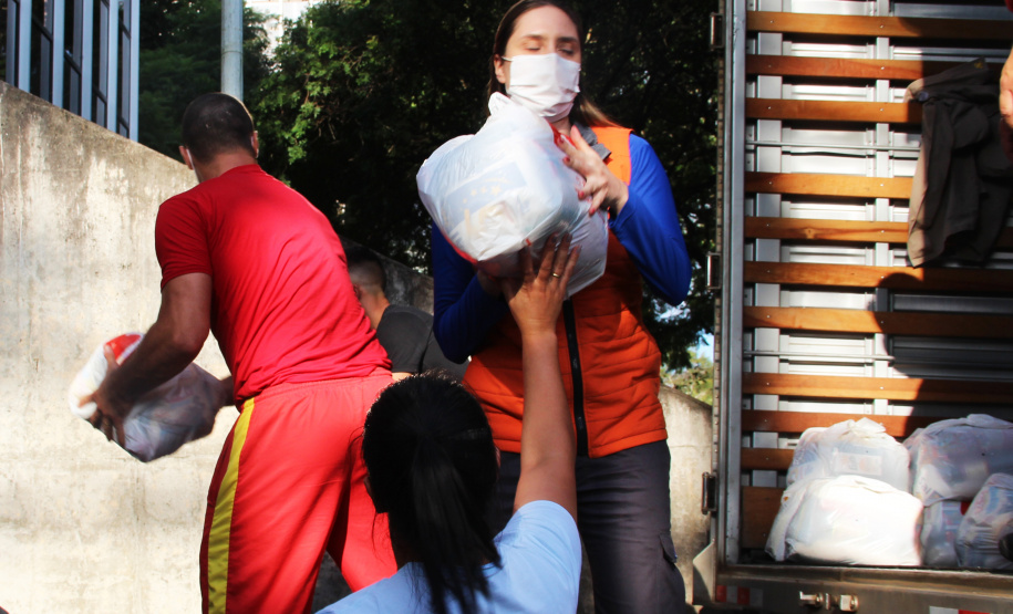 Entrega de cestas básicas e kits de higienização à campanha Cesta Solidária 2021