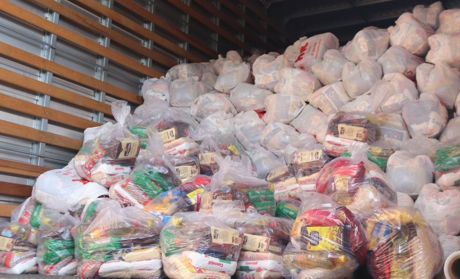 Entrega de cestas básicas e kits de higienização à campanha Cesta Solidária 2021