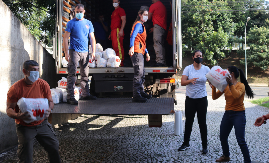 Entrega de cestas básicas e kits de higienização à campanha Cesta Solidária 2021