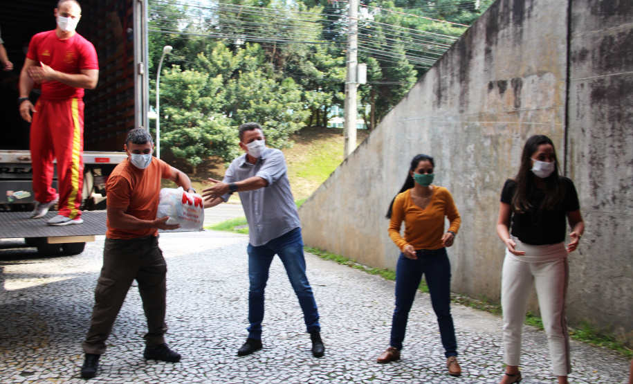 Entrega de cestas básicas e kits de higienização à campanha Cesta Solidária 2021