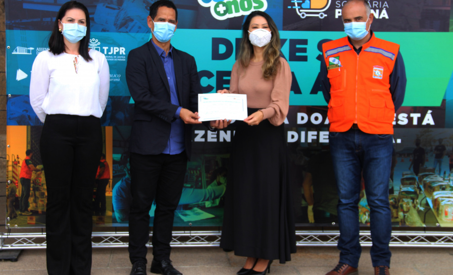 Entrega de cestas básicas e kits de higienização à campanha Cesta Solidária 2021