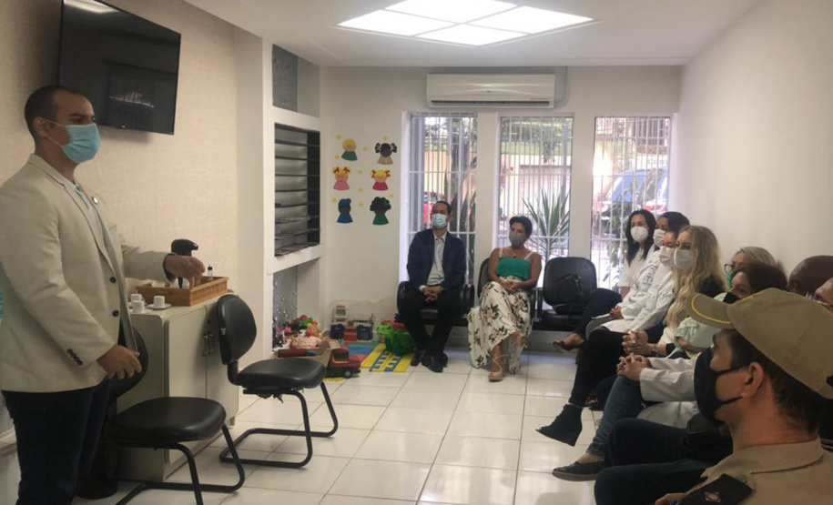 Comitiva da Segurança Pública visita sede do programa PRUMOS em Londrina e apresenta à juíza do TJPR