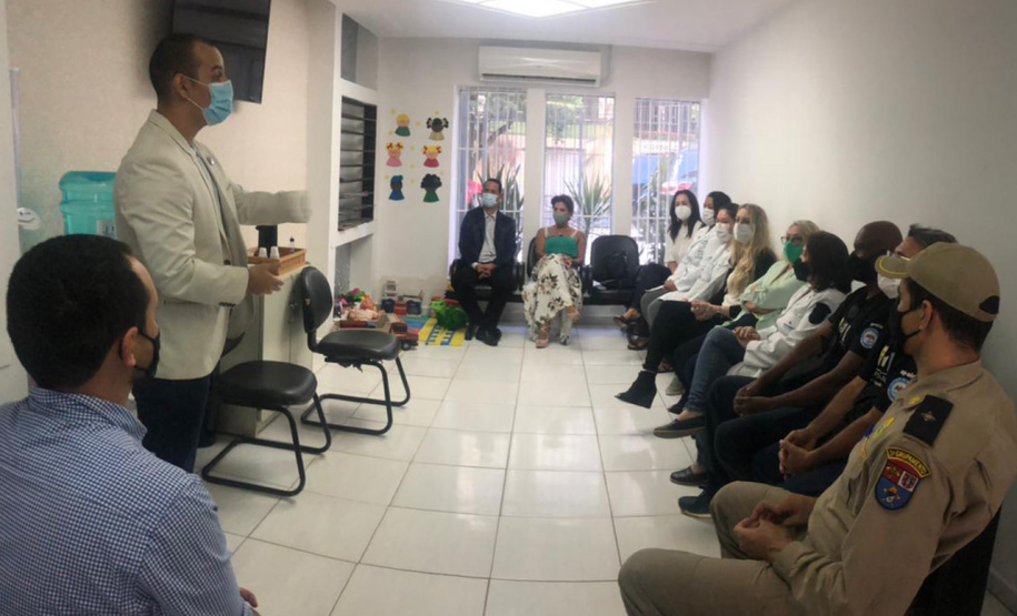 Comitiva da Segurança Pública visita sede do programa PRUMOS em Londrina e apresenta à juíza do TJPR