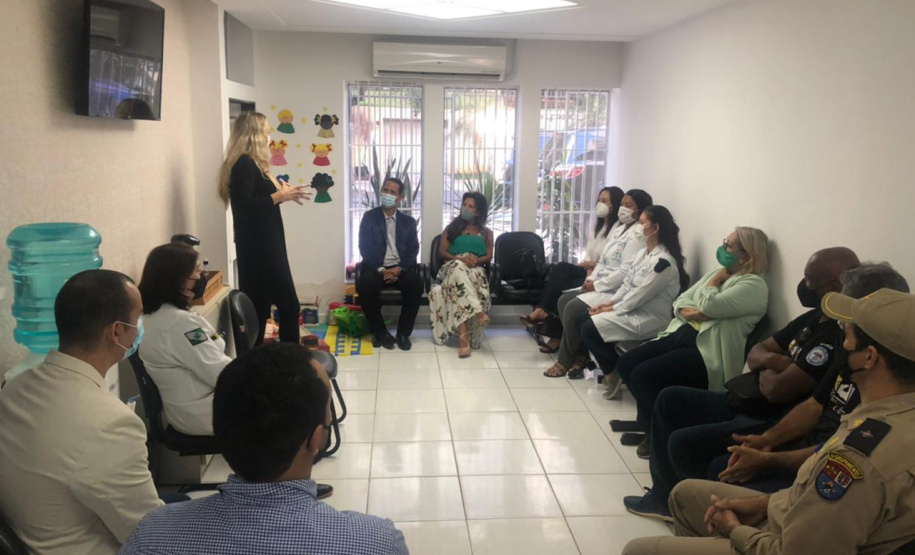 Comitiva da Segurança Pública visita sede do programa PRUMOS em Londrina e apresenta à juíza do TJPR