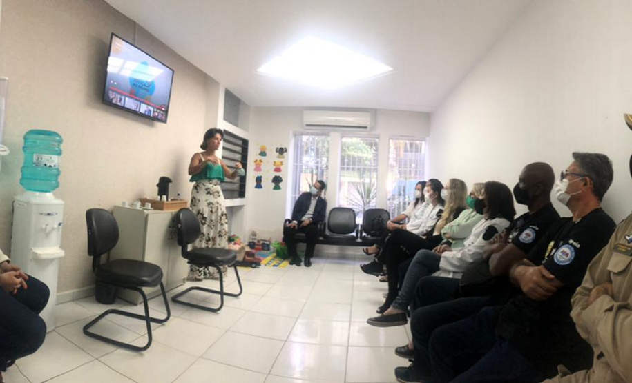 Comitiva da Segurança Pública visita sede do programa PRUMOS em Londrina e apresenta à juíza do TJPR