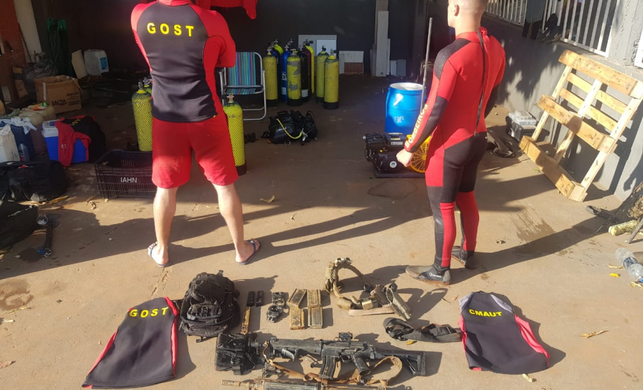 Bombeiros encontram fuzis perdidos durante missão policial