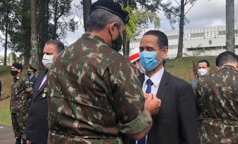Secretário da Segurança Pública recebe medalha do Exército Brasileiro