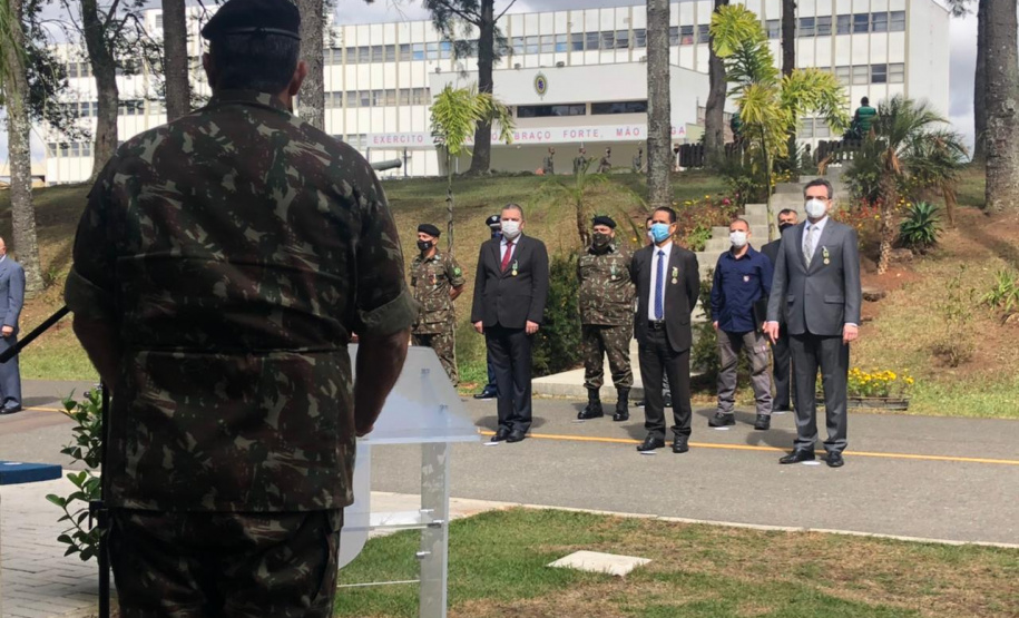 Secretário da Segurança Pública recebe medalha do Exército Brasileiro