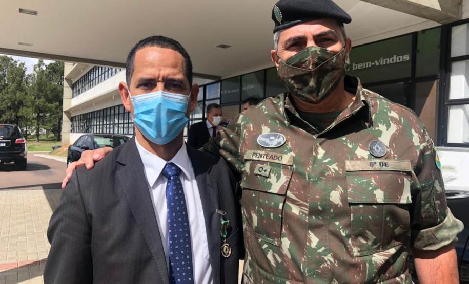 Secretário da Segurança Pública recebe medalha do Exército Brasileiro