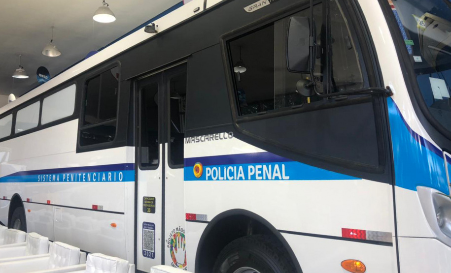 Paraná recebe do governo federal mais dois ônibus adaptados para transporte de presos