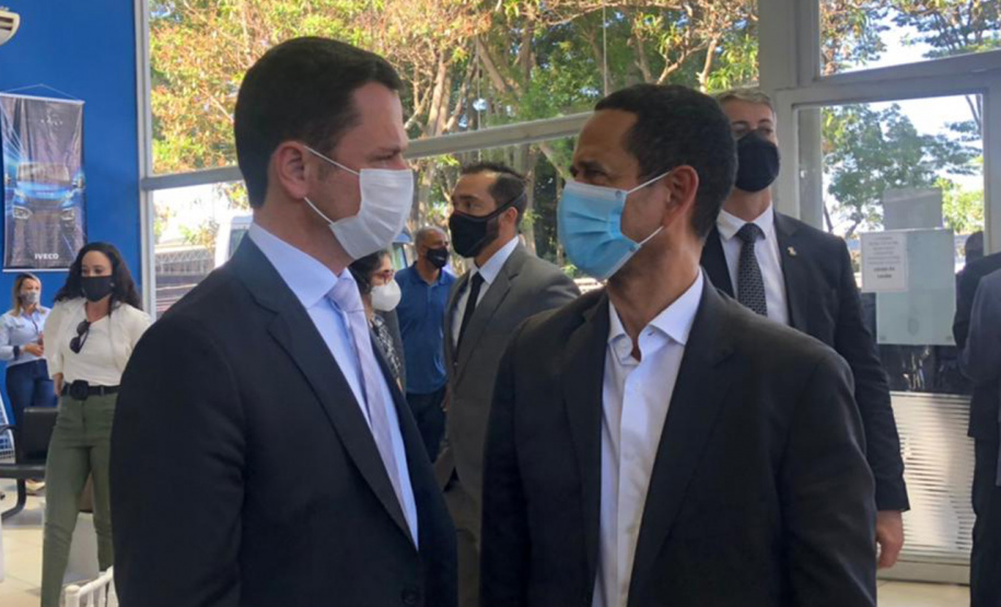 Paraná recebe do governo federal mais dois ônibus adaptados para transporte de presos