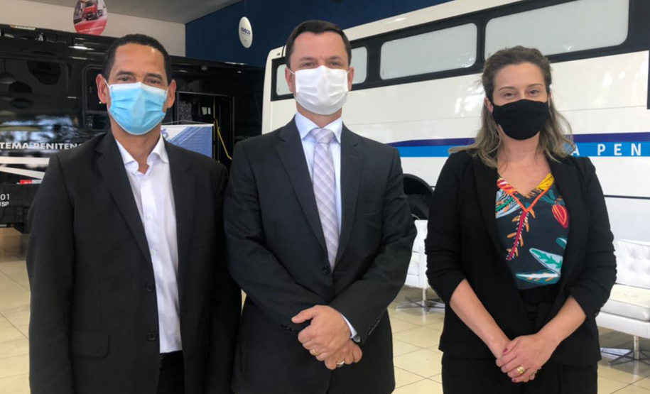 Paraná recebe do governo federal mais dois ônibus adaptados para transporte de presos