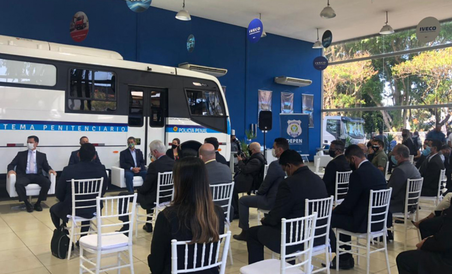 Paraná recebe do governo federal mais dois ônibus adaptados para transporte de presos