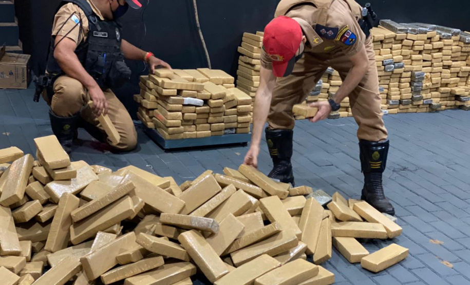 Carro abandonado em milharal é apreendido com 612 quilos de maconha em Doutor Camargo