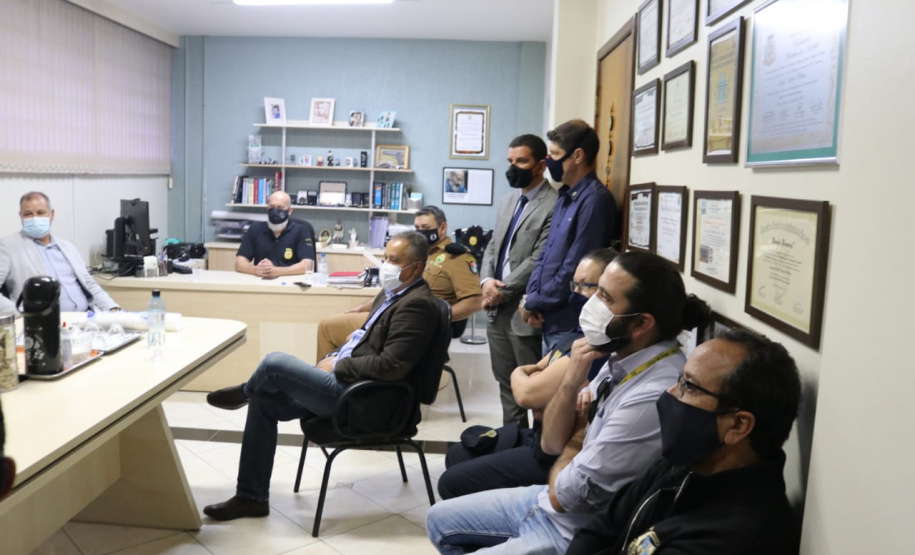 Secretário da Segurança Pública faz reunião com integrantes das forças de segurança e visita a unidades em Ponta Grossa