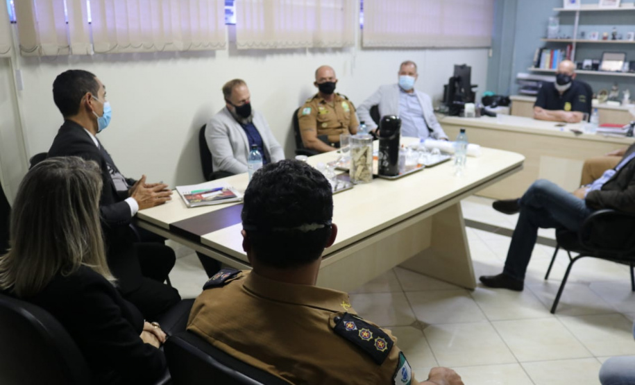 Secretário da Segurança Pública faz reunião com integrantes das forças de segurança e visita a unidades em Ponta Grossa