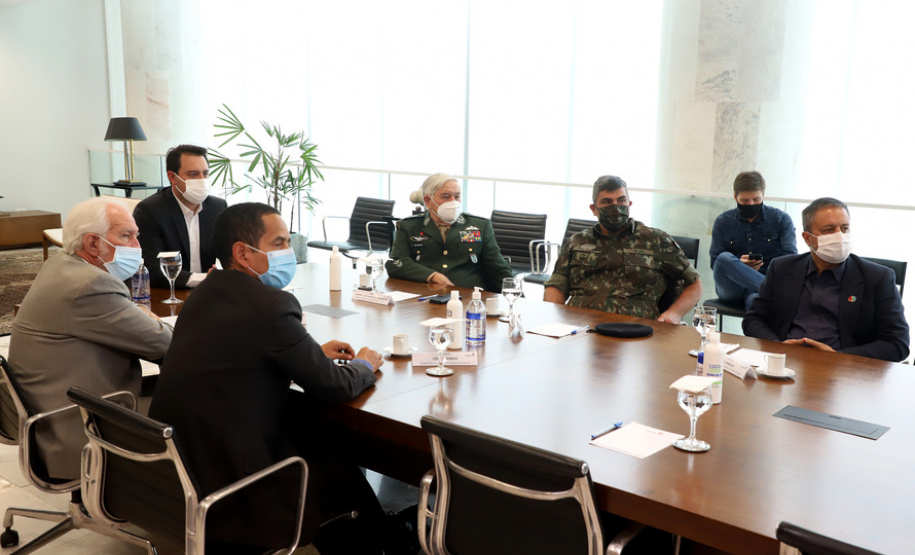 Governador apresenta ao presidente do Superior Tribunal Militar projeto da ESA em Ponta Grossa